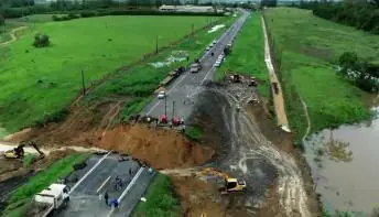 Motoristas podem acessar rota alternativa durante obra em cratera na BR-101, no ES