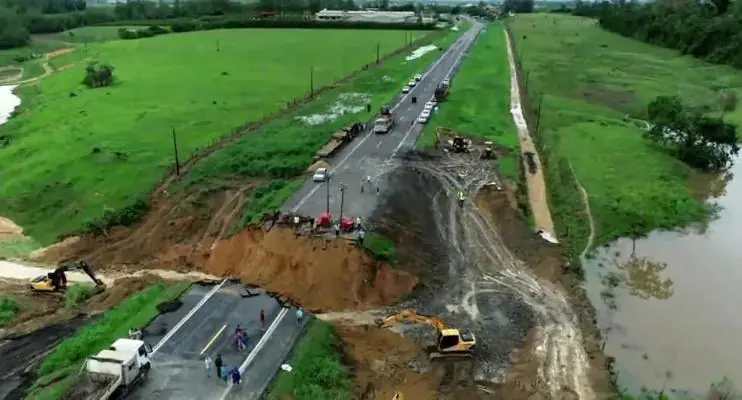 Motoristas podem acessar rota alternativa durante obra em cratera na BR-101, no ES