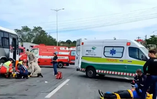 Motos e ônibus causam acidente deixa 4 feridos na Rodovia do Contorno, no ES