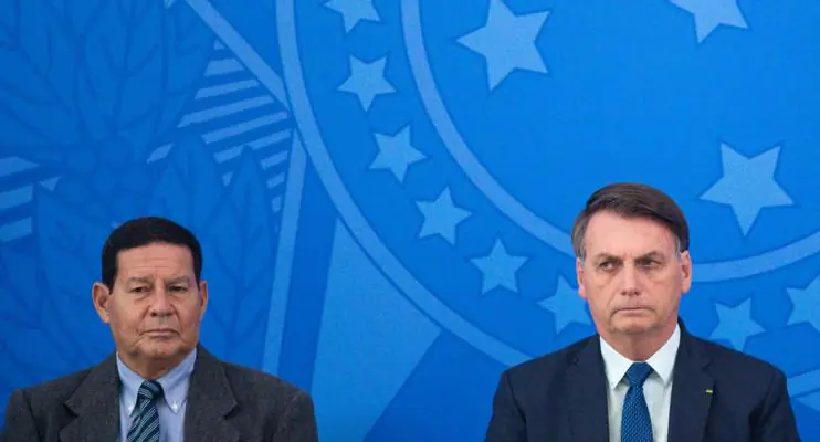 Mourão nega que vá passar a faixa a Lula: 'Não sou o presidente'