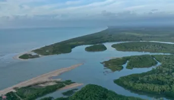 Mucuri encanta com 45 km de praias paradisíacas e falésias deslumbrantes no verão