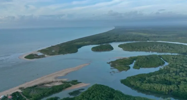 Mucuri encanta com 45 km de praias paradisíacas e falésias deslumbrantes no verão