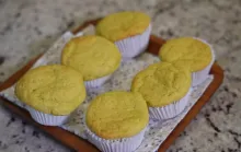 Muffins dourados de milho recheados com frango cremoso