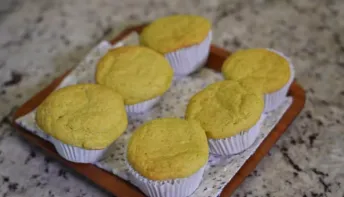 Muffins dourados de milho recheados com frango cremoso