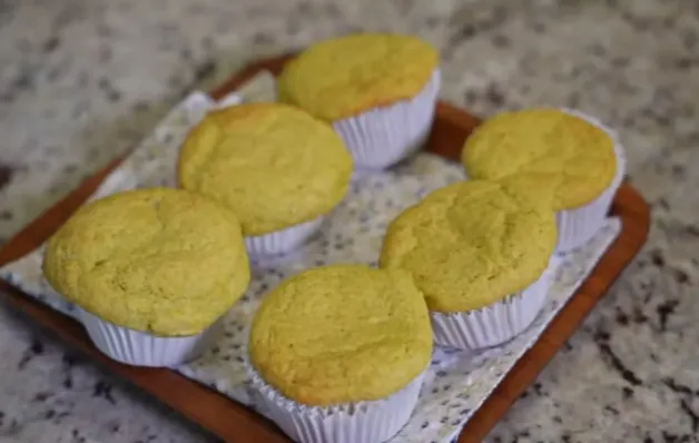 Muffins dourados de milho recheados com frango cremoso