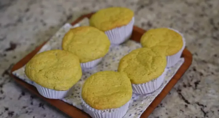 Muffins dourados de milho recheados com frango cremoso
