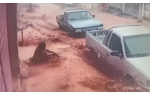 Mulher arrastada por chuva morre; criança sobrevive