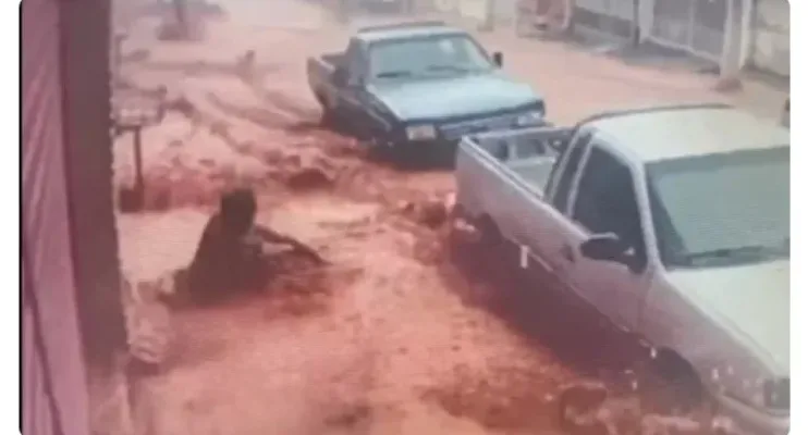 Mulher arrastada por chuva morre; criança sobrevive