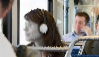 Mulher descobre traição após jovem expor em rede social conversa que ouviu em ônibus