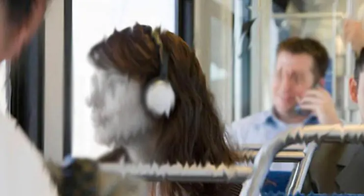 Mulher descobre traição após jovem expor em rede social conversa que ouviu em ônibus