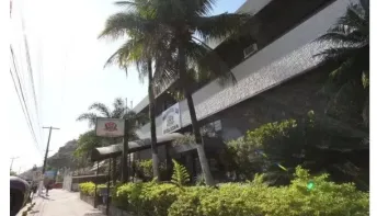 Mulher é presa por matar o marido após ser abraçada pelas costas e chamada de 'lixo' por ele