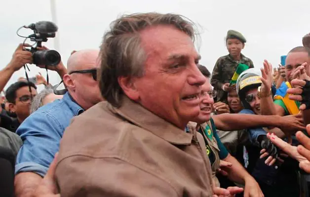 Mulher é retirada de motociata em MG após xingar Bolsonaro de corrupto