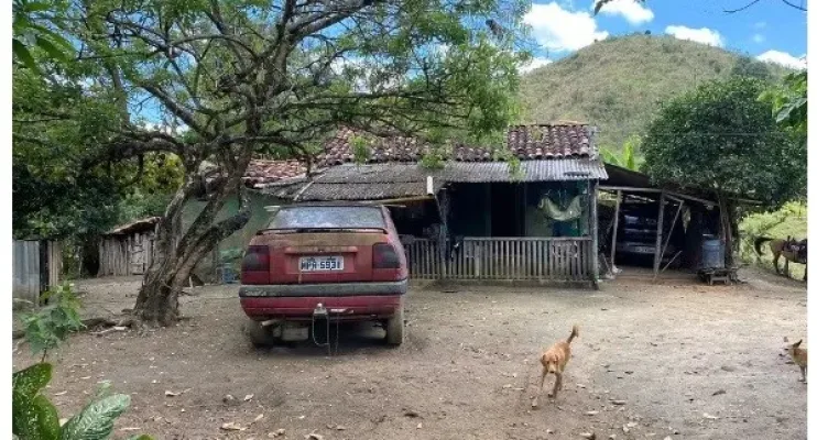 Mulher mantida em cativeiro pelo tio por quase 10 anos é resgatada na BA