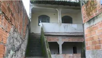  Mulher mata marido a facadas na frente dos filhos durante briga e alega legítima defesa 