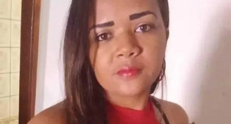 Mulher morre após ser agredida a pauladas a caminho do trabalho por ex  