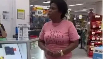 Mulher se desespera ao ser acusada de roubo e ter que esvaziar bolsa em loja 