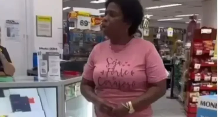 Mulher se desespera ao ser acusada de roubo e ter que esvaziar bolsa em loja 