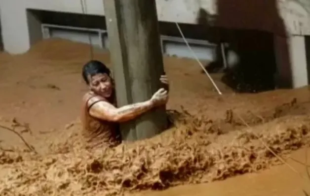Mulher sobrevive após 3h agarrada a um poste durante enchentes em MG