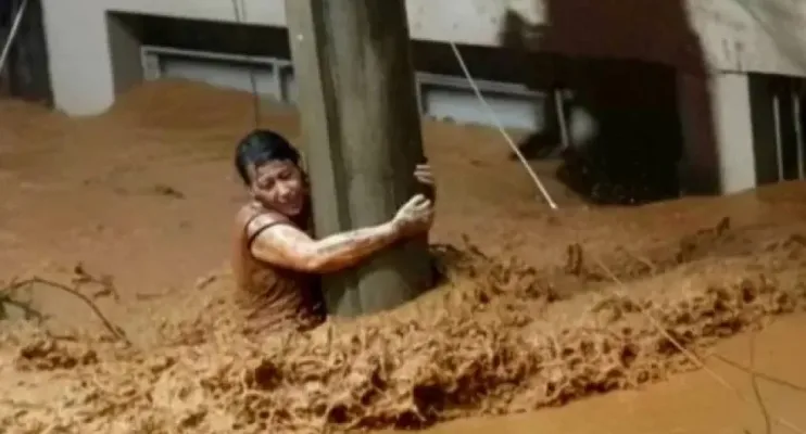 Mulher sobrevive após 3h agarrada a um poste durante enchentes em MG