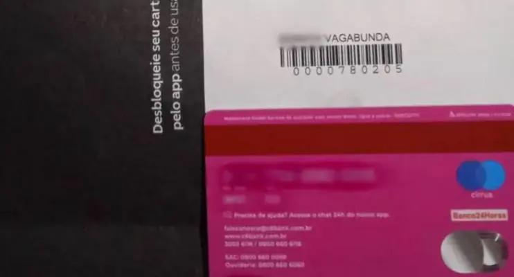 Mulher tem sobrenome trocado por 'vagabunda' em cartão e pede indenização de R$ 50 mil