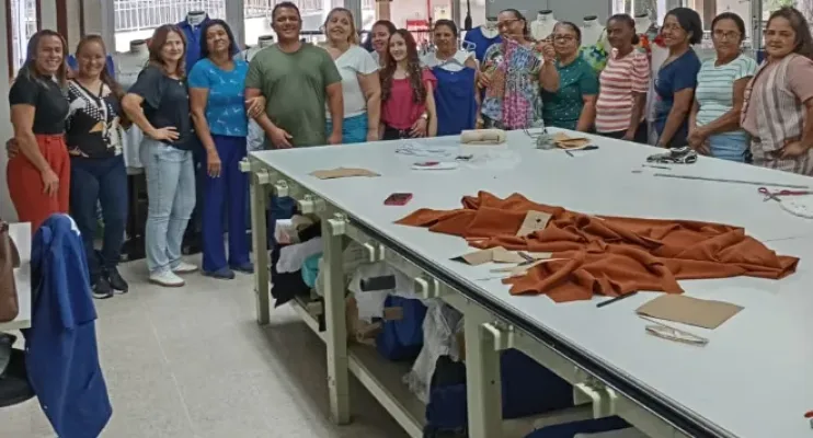 Mulheres concluem curso de costura com apoio da Prefeitura de Linhares e Senai