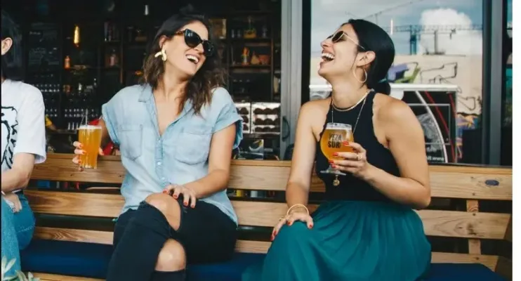 Mulheres e homens fazem amizade com critérios diferentes