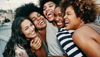 Mulheres solteiras sem filhos são mais felizes e saudáveis, revela estudo