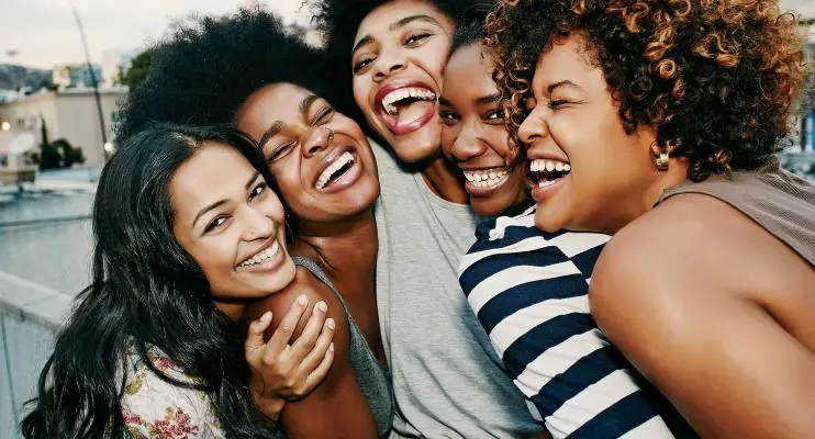 Mulheres solteiras sem filhos são mais felizes e saudáveis, revela estudo