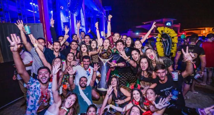Música e esportes reúnem 4 mil universitários em Arraial d Ajuda