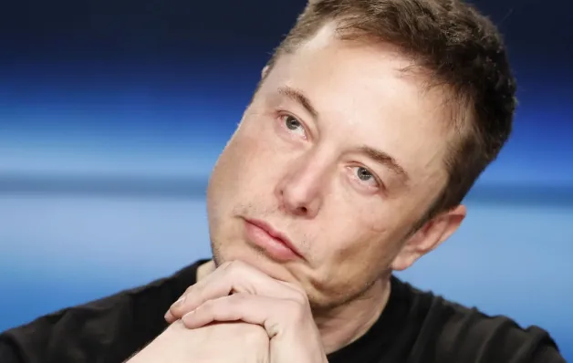 Musk deve abandonar todas as empresas, diz cofundador do Facebook