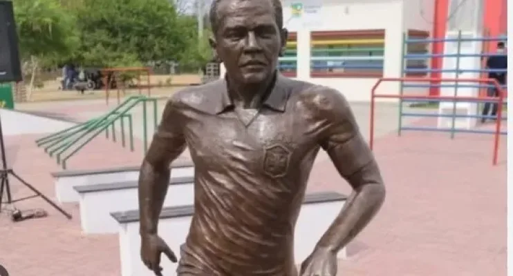 Na Bahia, moradores pedem retirada da estátua de Daniel Alves após condenação por estupro