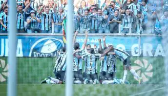 Na reestreia de Renato Gaúcho, Grêmio vira sobre o Vasco e cola no Bahia