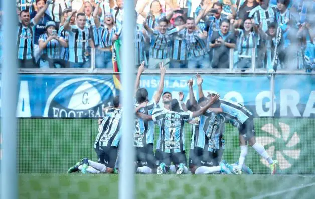 Na reestreia de Renato Gaúcho, Grêmio vira sobre o Vasco e cola no Bahia