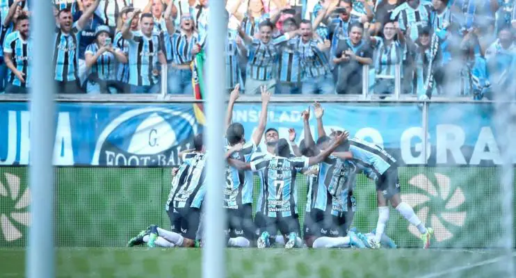 Na reestreia de Renato Gaúcho, Grêmio vira sobre o Vasco e cola no Bahia