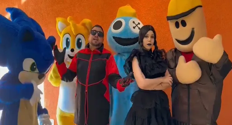 Na tarde de domingo, a exposama é das crianças: no palco, Roblox Rainbow Friends e Wandinha