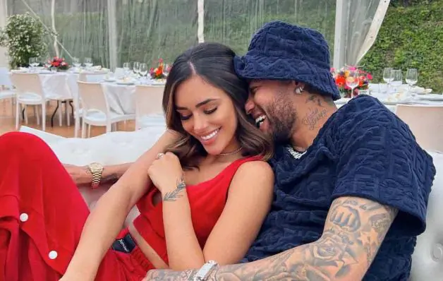 Namorada de Neymar, Bruna Biancardi, mostrou pelo Instagram a aliança que ganhou do jogador de futebol