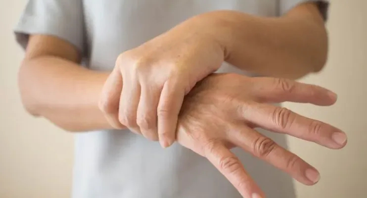 Não é Parkinson! Tremor nas mãos pode ser hipertireoidismo