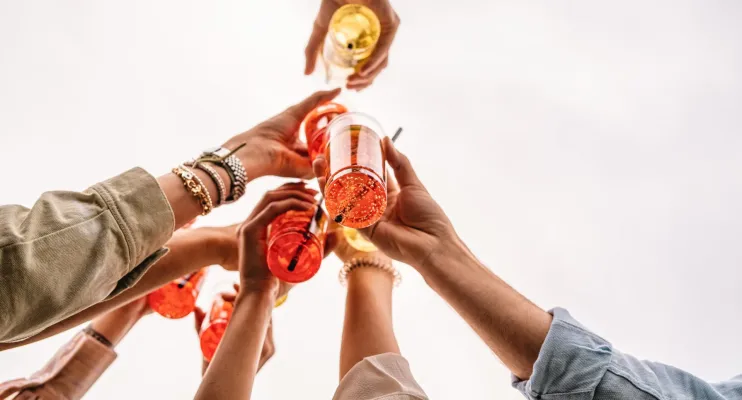 Não se deve consumir álcool de estômago vazio; saiba porquê