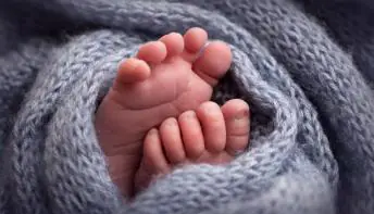Bebê de 27 dias morre após ser estuprada pelo pai