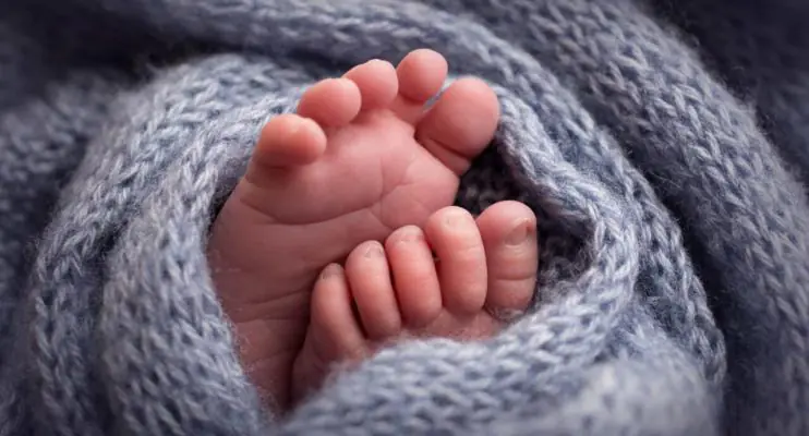 Bebê de 27 dias morre após ser estuprada pelo pai