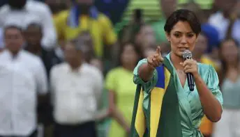 Michelle Bolsonaro se diz traída; nem mesmo seu marido, Jair Bolsonaro, teria passado informações das joias
