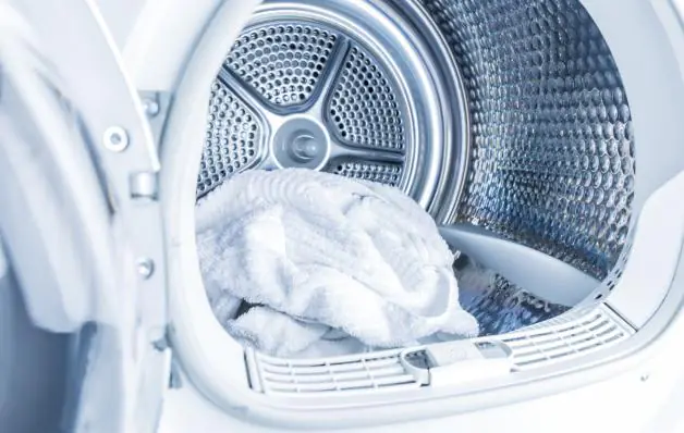 Sente um cheiro ruim vindo da máquina de lavar roupa? Resolva assim