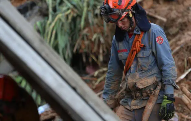 Chuva recorde deixa 36 mortos, interdita estradas e põe litoral de SP em estado de calamidade