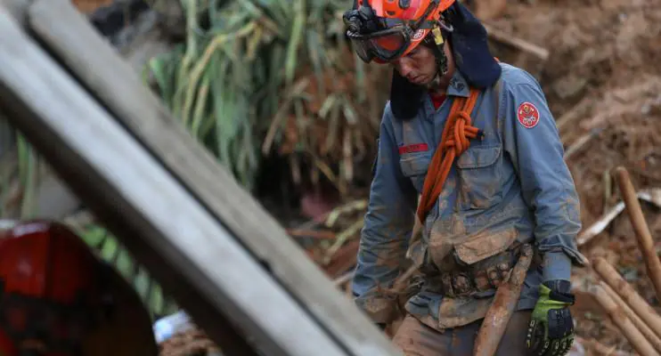 Chuva recorde deixa 36 mortos, interdita estradas e põe litoral de SP em estado de calamidade