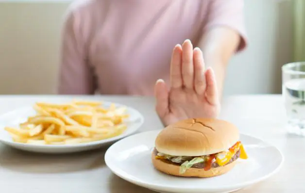 É assim que consegue acabar com os desejos de comer ‘fast food’