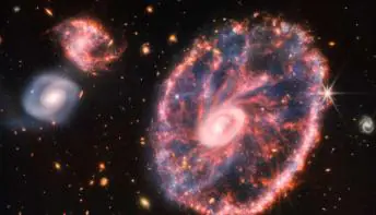 Nasa divulga imagem de galáxia em caos após colisão