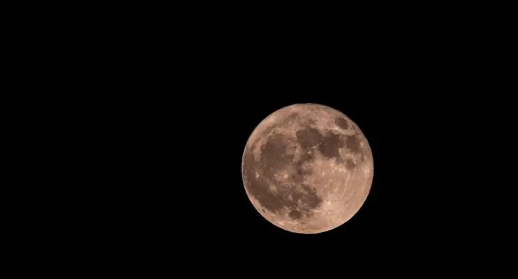 Nasa encontra poços na Lua com temperaturas 'confortáveis' para humanos