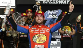 NASCAR Cup: Briscoe lidera 1-2-3 da Joe Gibbs e vence em Chicagoland