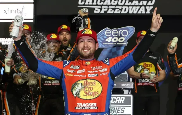 NASCAR Cup: Briscoe lidera 1-2-3 da Joe Gibbs e vence em Chicagoland
