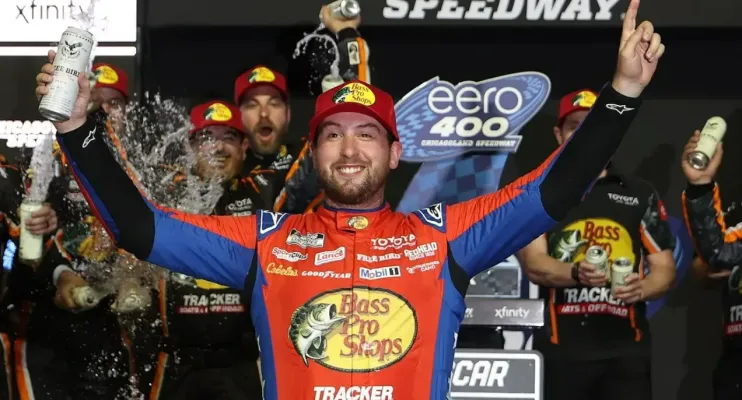 NASCAR Cup: Briscoe lidera 1-2-3 da Joe Gibbs e vence em Chicagoland